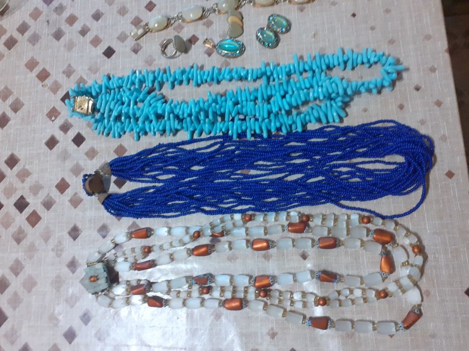 Бижутерия.  Гривна с хубави  камъни. Висулка с камък. И брожка.Има и о