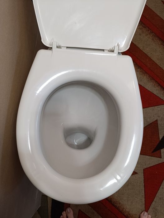 Продавам тоалетна чиния