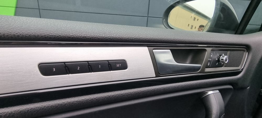 Vw Touareg facelift 3.0 Diesel 245 cp / perne aer , distronic +toate functiile de asistenta