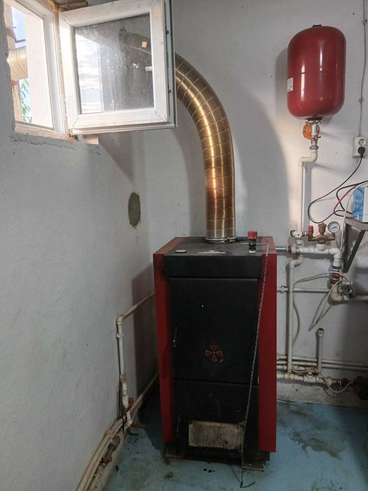 Vand centrala lemne 25 kw ,3 ierni a fost folosita in stare foarte bună  cu tot cu vas de expansiune si pompa 4000 lei