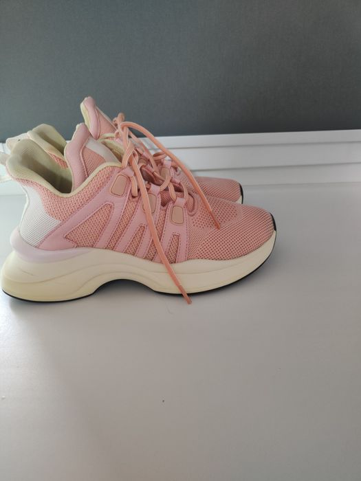 Продам кроссовки женские