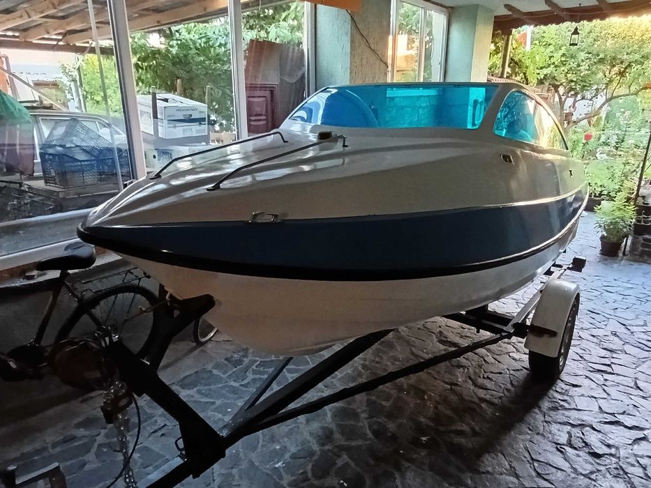 Лодка ELAN GT402 с колесар