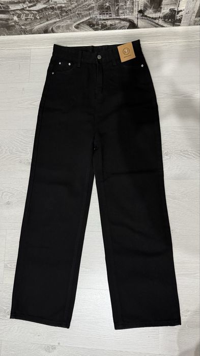 Джинсы черные.