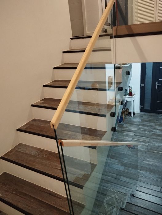 Balustrada din sticla securizata fixata lateral in conectori