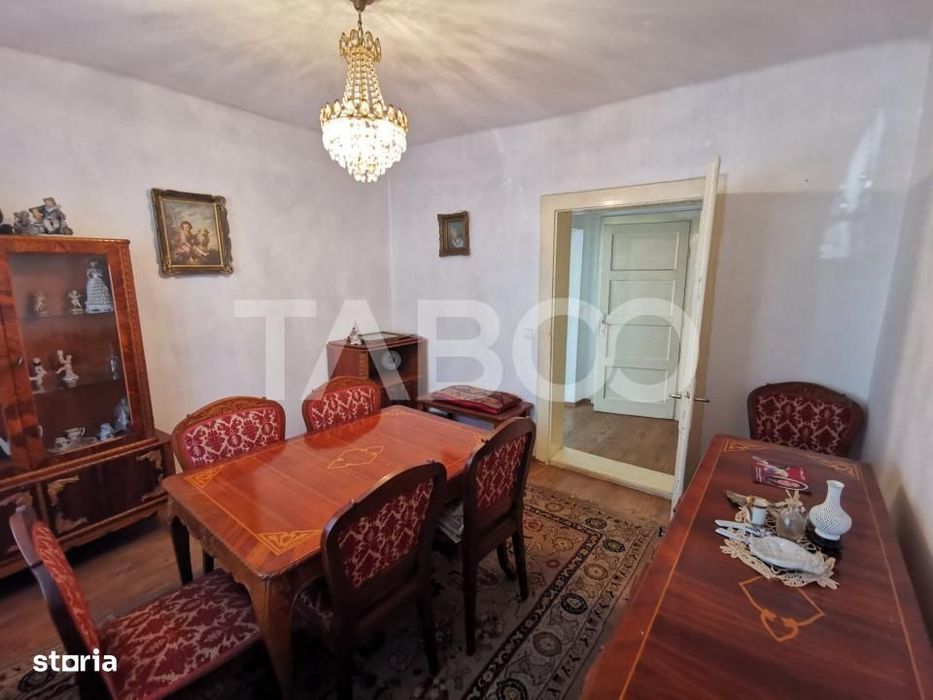 Casa cu 2 camere decomandate 335 mp teren in zona Parcul Tineretului