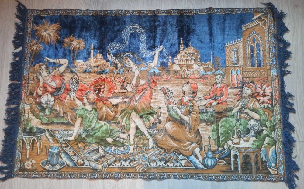 Carpeta veche de peste 50 de ani cu o petrecere