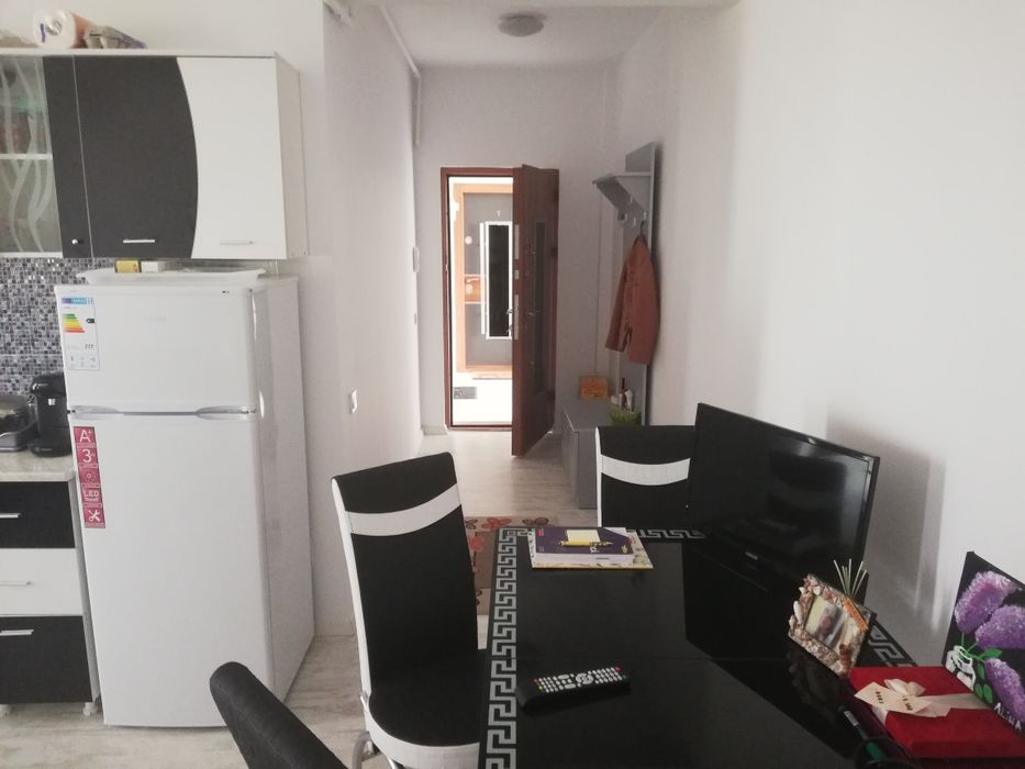 Închiriez apartament cu doua camere.