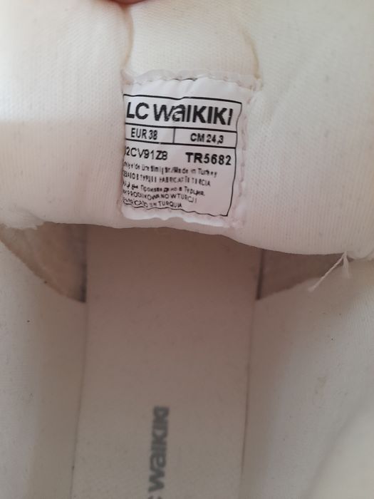 Красиви НОВИ бели маратонки марка VENICE