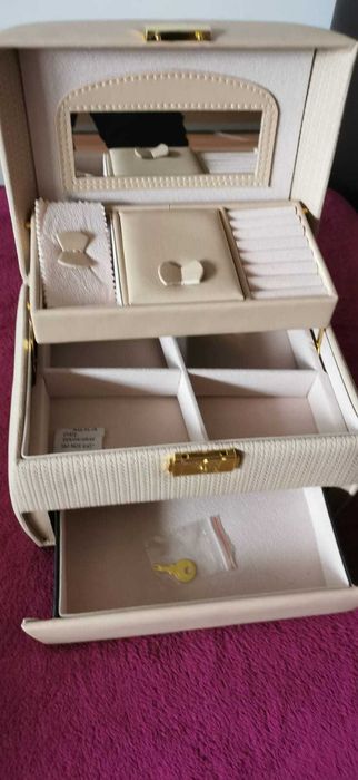 Cutii bijuterii, inele, bratari, coliere 3 modele; Cutia Pufo elegance