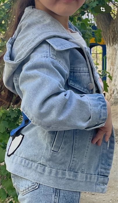 Продаются джинсы для девочки 5–8 лет.