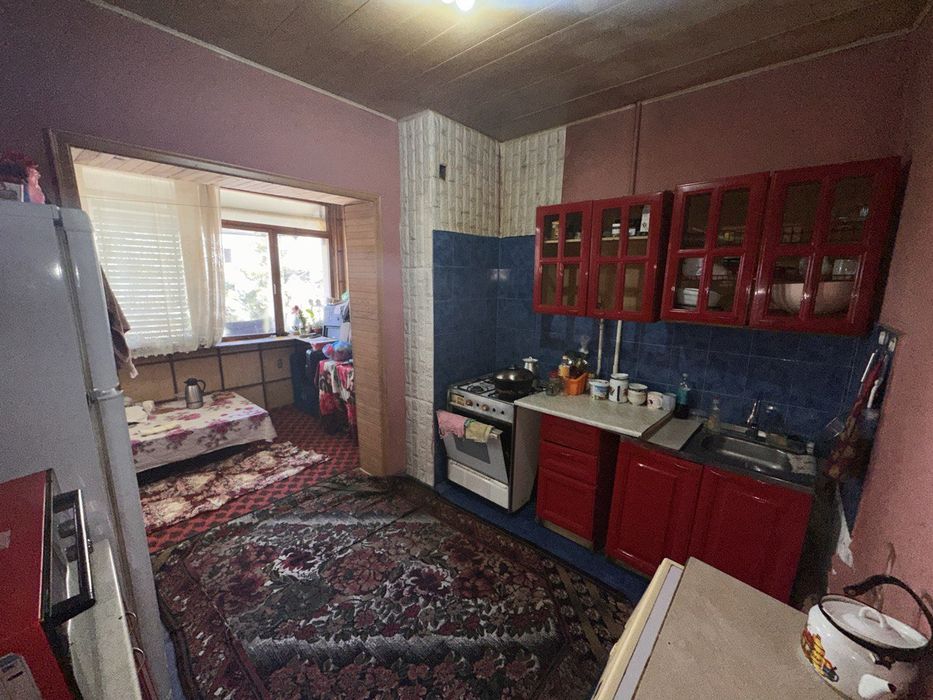 Продаётся трёхкомнатная на м-в Карасу 6 ( 275 школа )