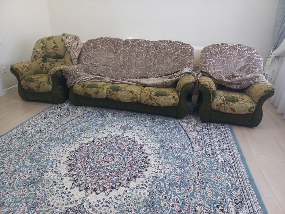 Диван с двумя креслами