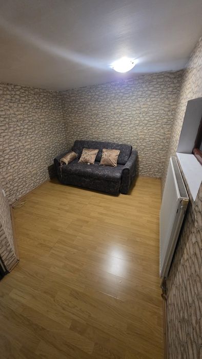 Apartament de închiriat cu 3cameră, bucatarie, hol  și baie