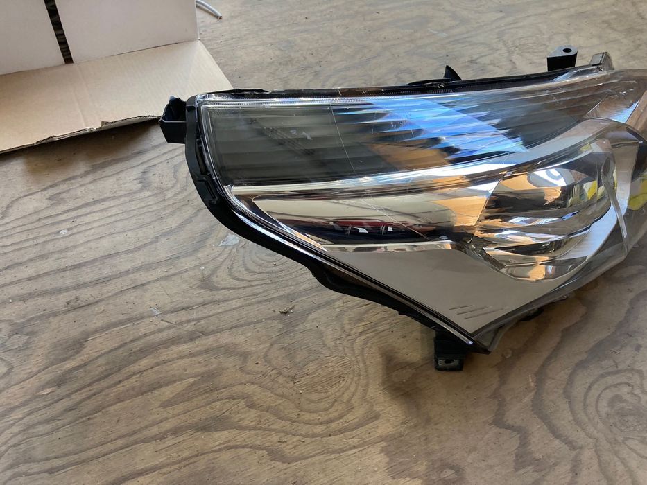 Десен фар за Toyota Verso 13-16.