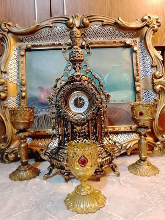 Часы старинные и кувшины подсвечники