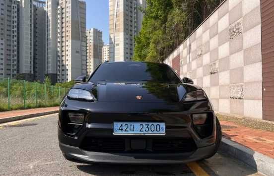 Porsche Macan EV