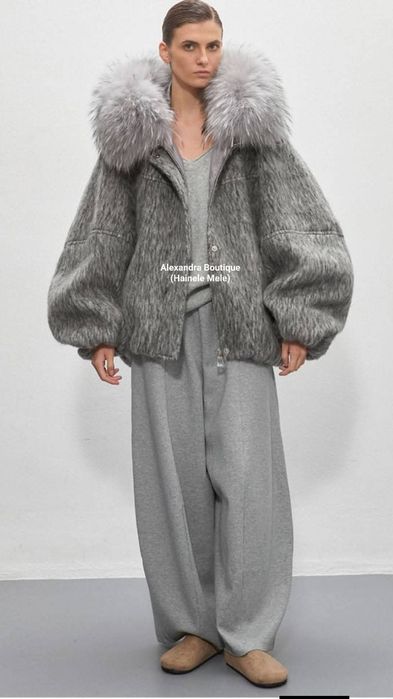 Geaca din lana naturala de oaie cu guler de vulpe