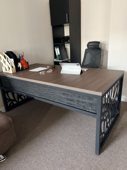 Столы и журнальный стол в офис