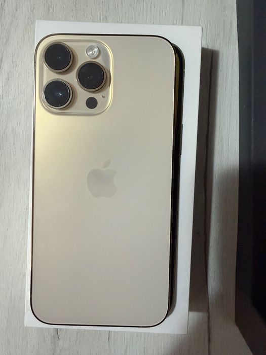 iPhone 14 Pro Max + 5 кейса и протектор