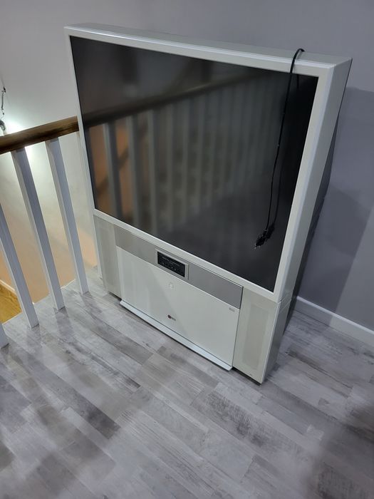 LG телевизор на колесиках