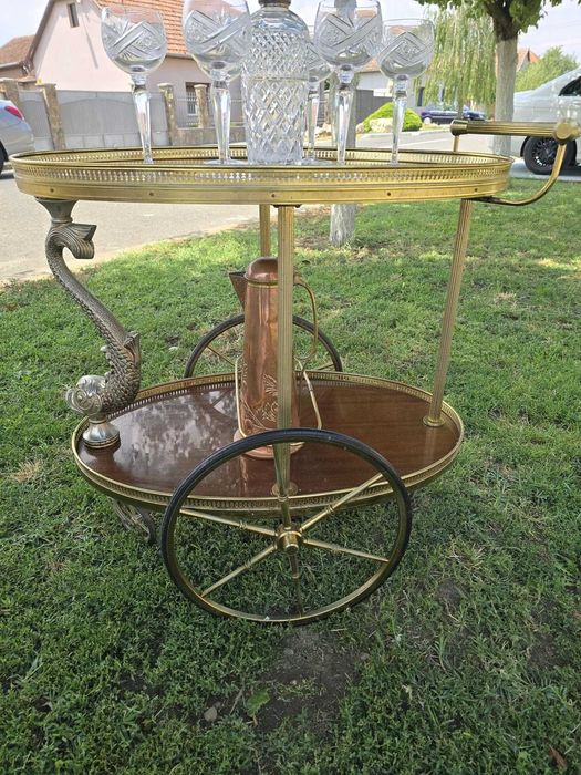 Gheridon din lemn cu ornamente din alama decorat cu un peste.