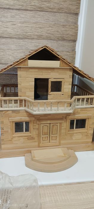 Деревянный игрушечный домик