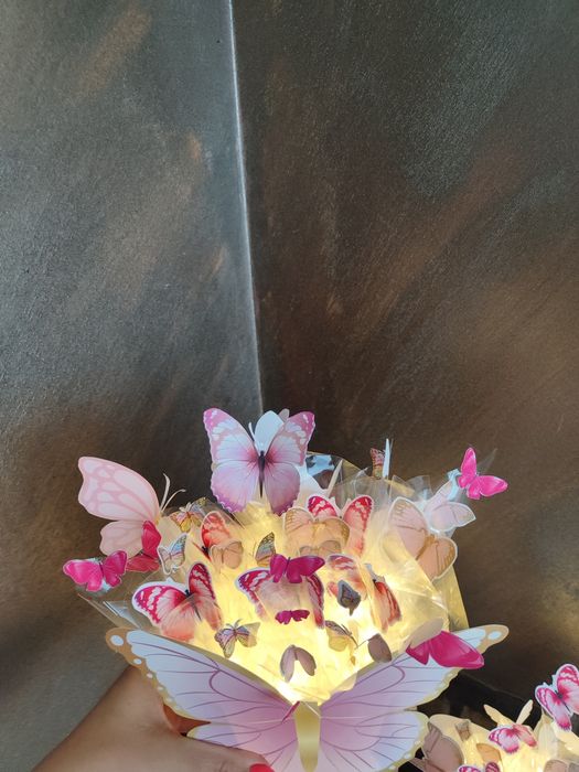 Светещ пеперуден букет