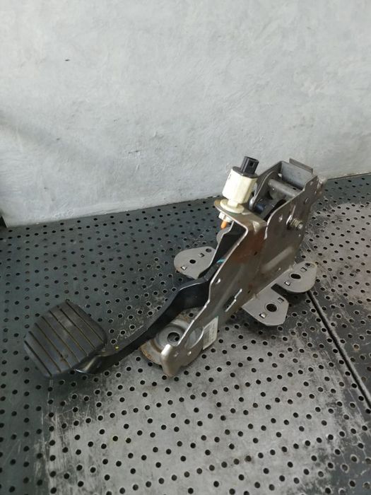 pedala frana 1.5  dci  renault megane 3  465010015r