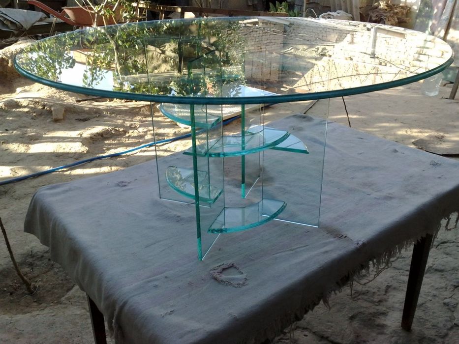 Полки из стекла, створки из стекла. Стеклянные конструкции.