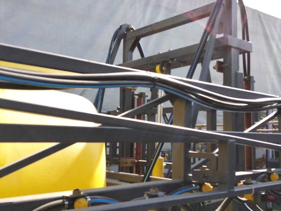 опрыскиватель 2500 литров 18 метров