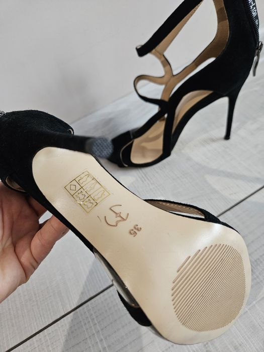 Чисто нови Дамски сандали на Eva minge номер 35.