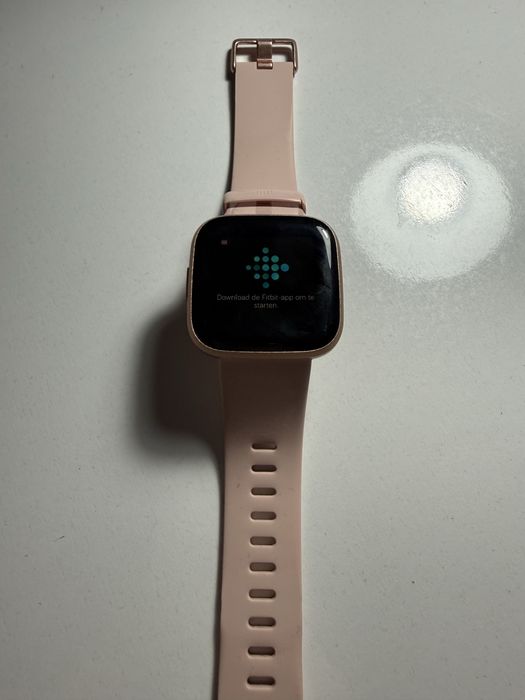 Продавам часовник Fitbit Versa 2