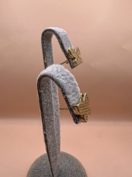 Продам золотые серьги - гвоздики.