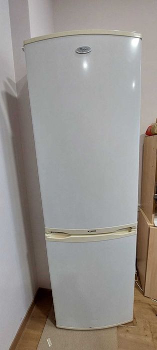 Vând frigider tip combină frigorifică Whirlpool în stare de funcționare.