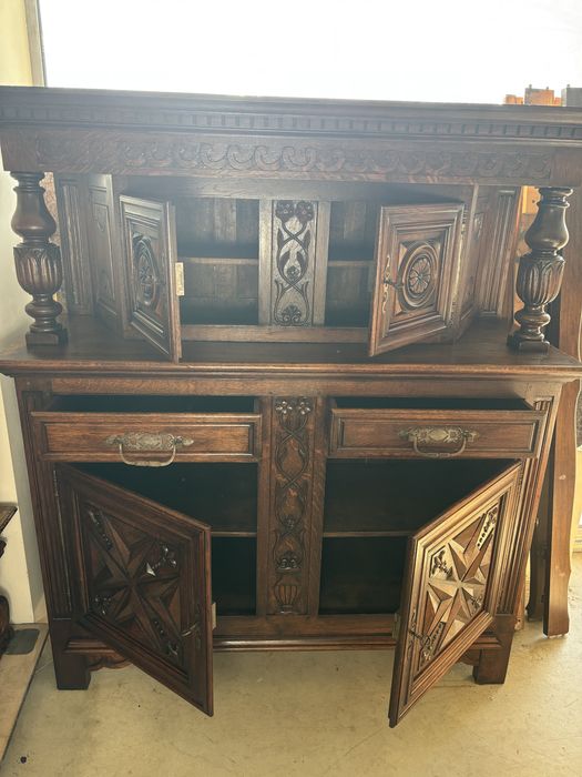 Масивен шкаф с дърворезба