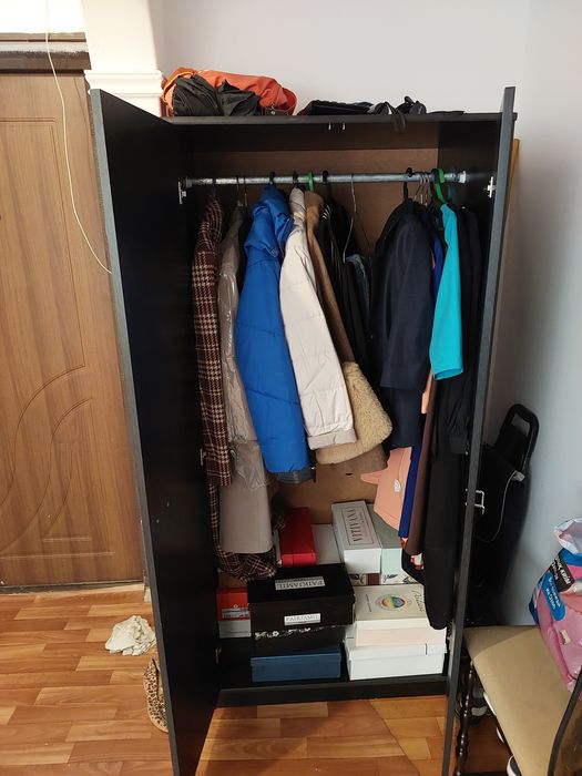 Шкаф для одежды чёрного цвета