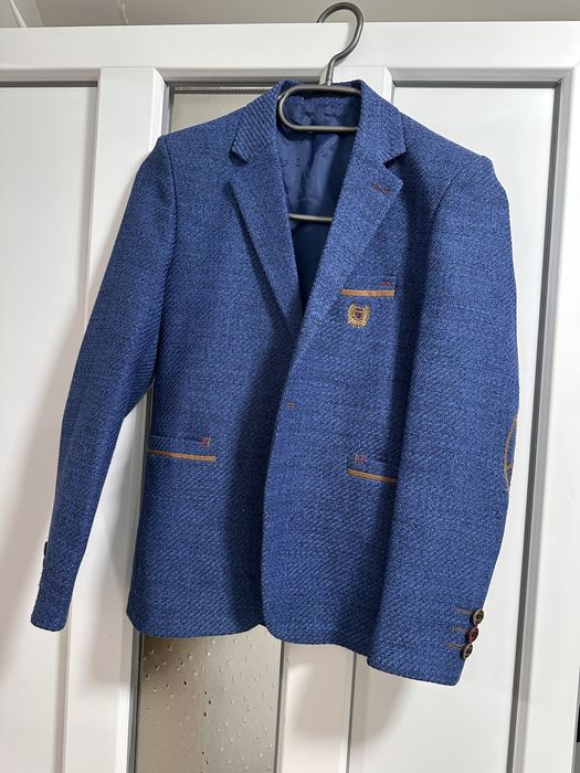 Sacou de baietii in stare perfecta ca Nou, este bun varsta 8-12 ani