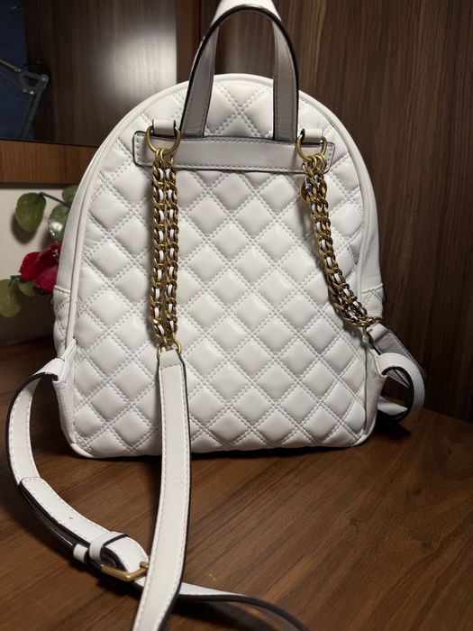 Бяла раница Guess