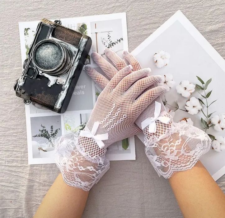 Роскошные женские перчатки в белом и черном цвете