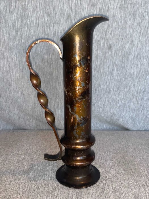 Бруталистична ваза кана от масивно желязо