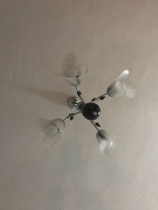 Полилеи висящ с четири плафона под формата на цвете