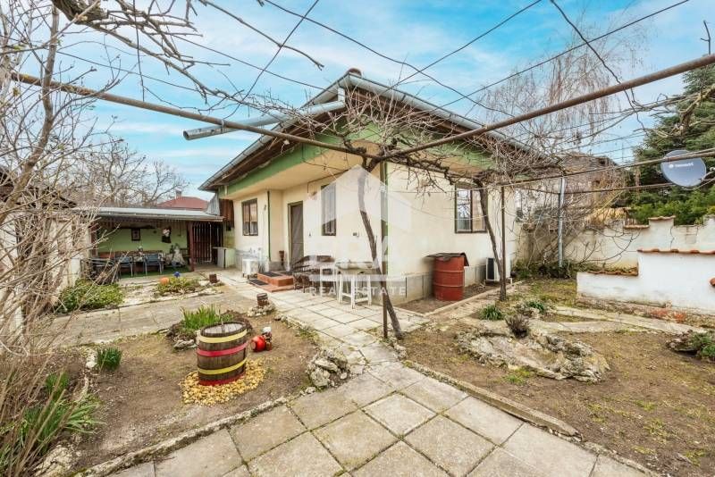 Ексклузивна, едноетажна, обзаведена къща за продажба, с допълнителна л