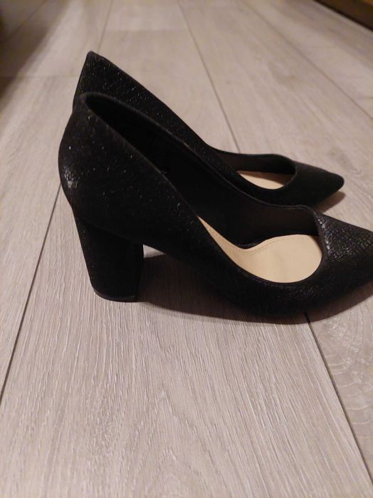 Продавам дамски боти и обувки