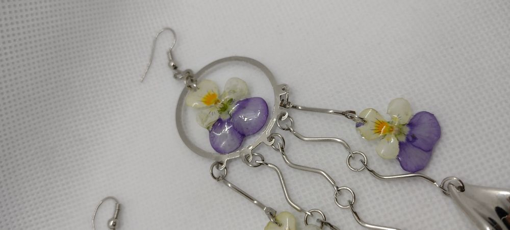 Обеци с естествен цвят на градински теменужки.