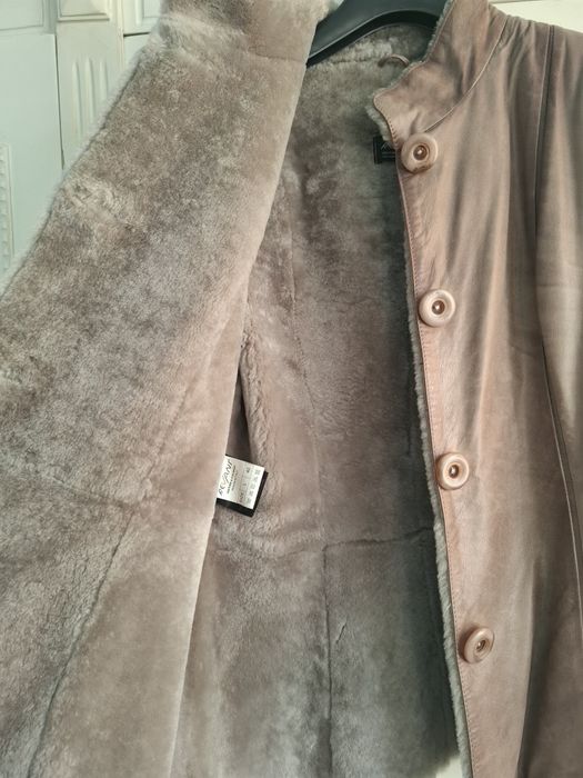 Haina scurta de piele captusita cu blana