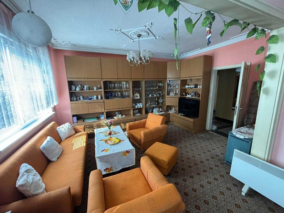 ЕТАЖ от КЪЩА с РЗП 120 кв.м, двор 150 кв.м, град Карлово