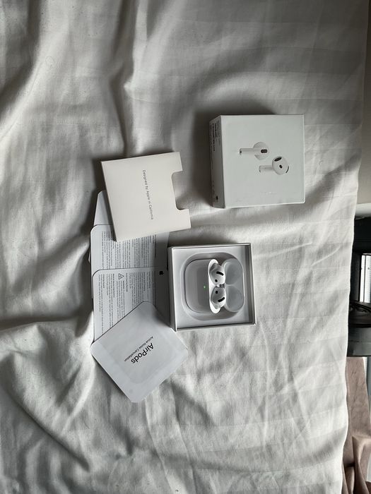 Airpods 4 with active noise cancellation