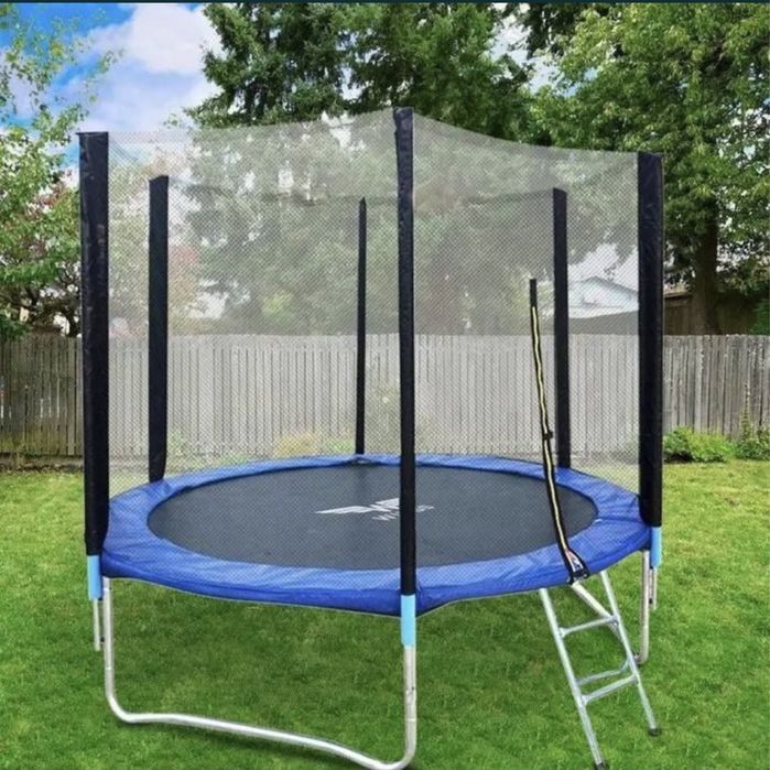 Батут с защитной сеткой и лестницеу дарит безопасный