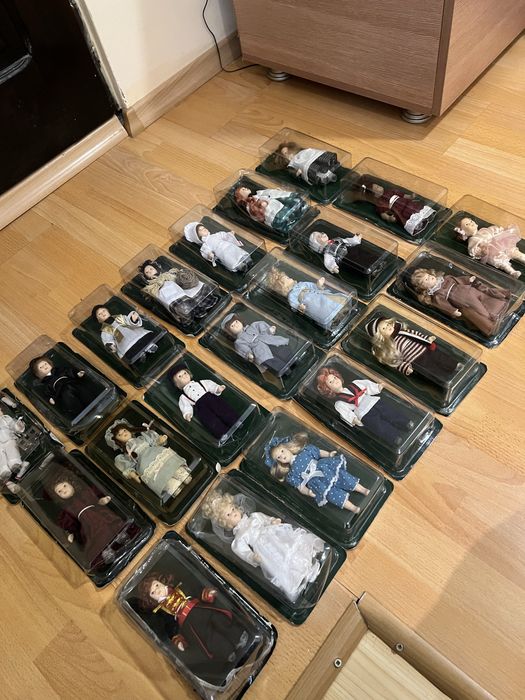 Колекция от 21бр. порцеланови кукли