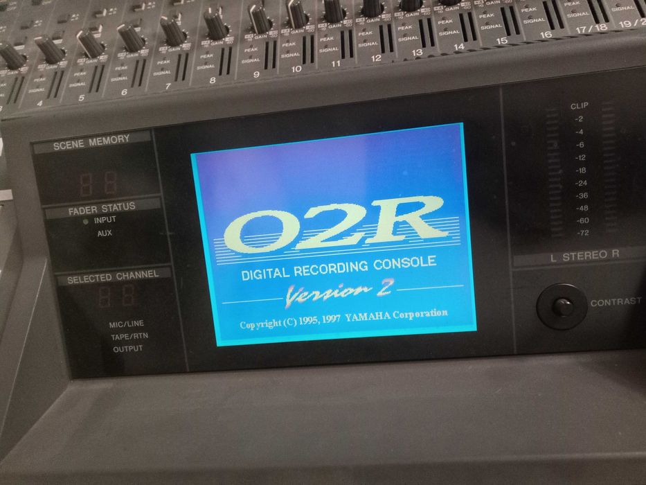 Дигитален пулт Yamaha 02R